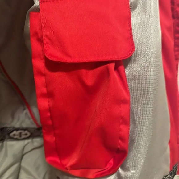 Marker woman’s red ski jacket. The zipper doesn’t work but the snap buttons work - Picture 10 of 12